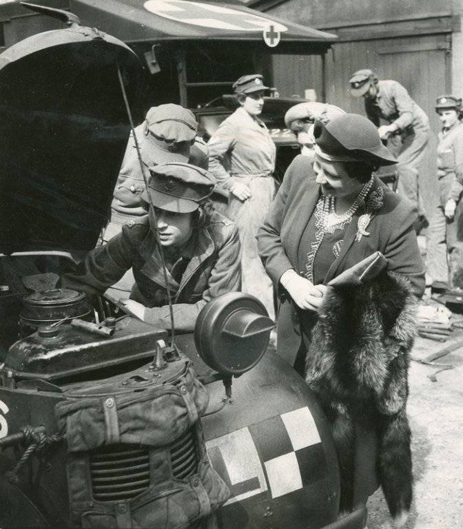 The World War II Auto Mechanic in This Photo Is Queen Elizabeth II_ Here’s the Story Behind t...jpeg