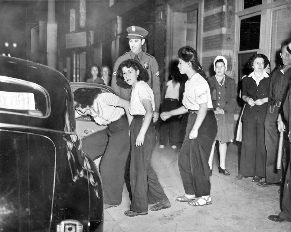 the_black_widow_girls_gang_shown_as_they_prepared_to_get_into_police_car_1942.jpg