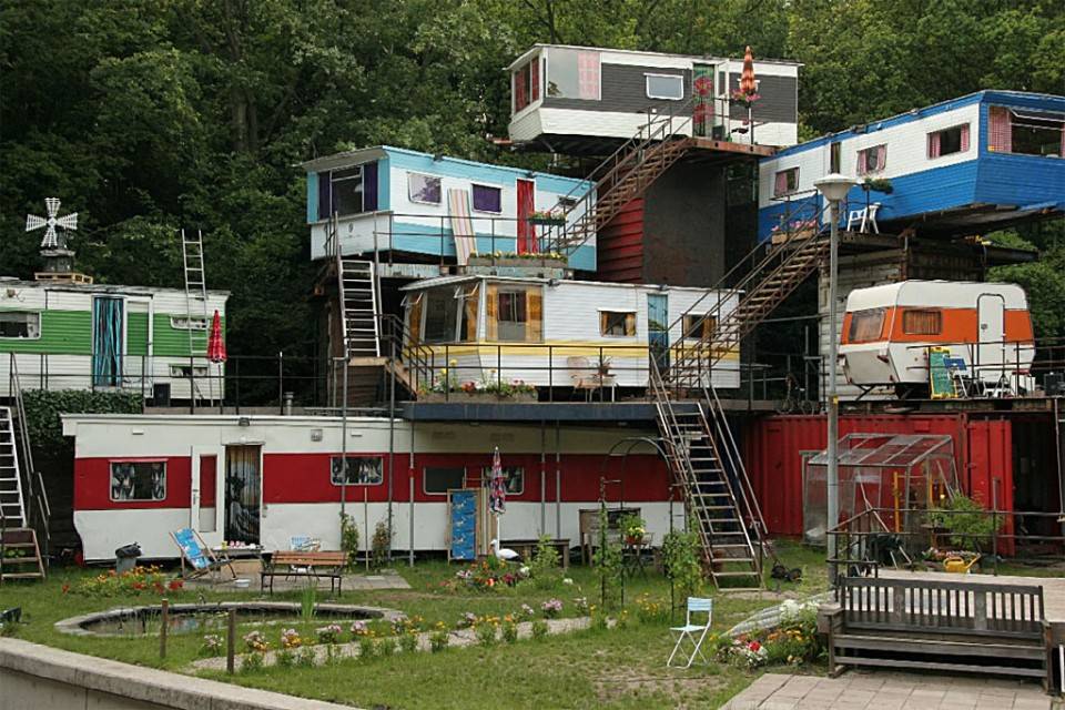 trailer-house-theater-set-960x640__web urbanist.com.jpg