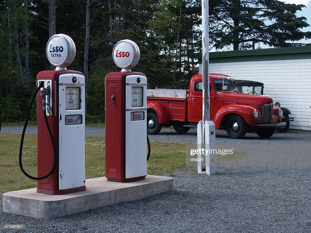 vintage-gas-station-picture-id471497801.jpg