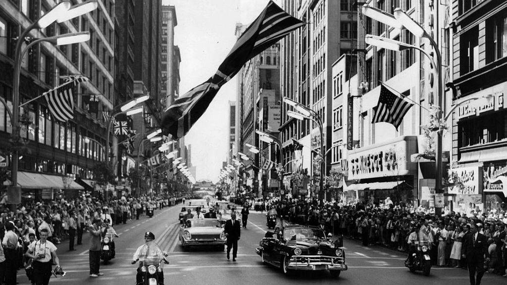 vintage-queen-elizabeth-ii-in-chicago-1959-04.jpg