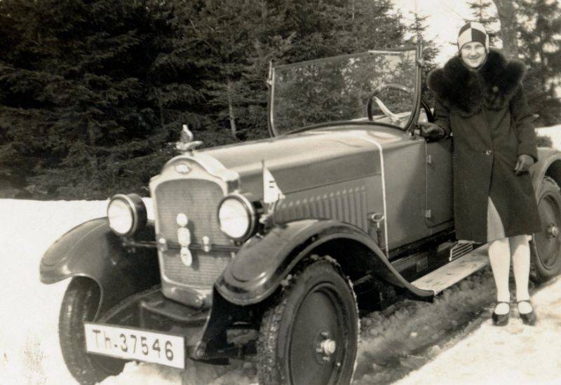 women-automobiles-1920s-39.jpeg