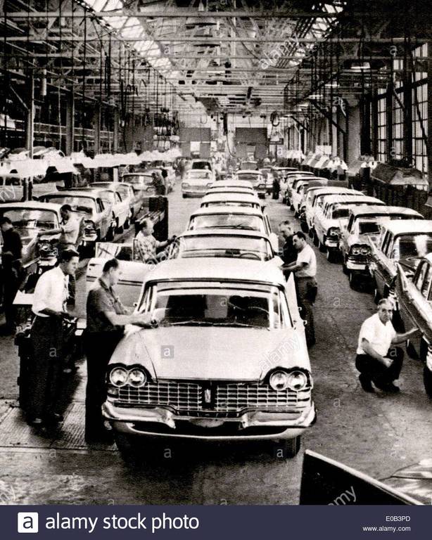 workers-at-fords-car-factory-in-1950s-E0B3PD.jpg