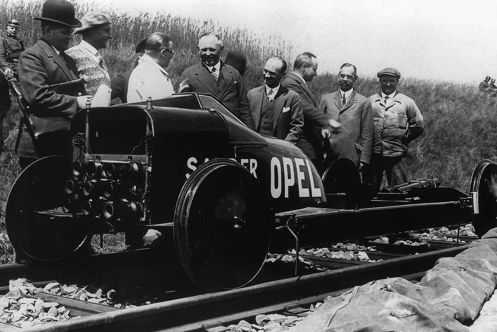 world-record-for-rail-vehicle-the-opel-rak-3-rocket-handcar-reached-256-km-h.jpg