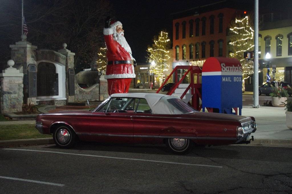 Xmas Lights & 1965 Chrysler 737 Ash & Jefferson  Mason 12 07 2022.JPG