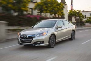 2014-Honda-Accord-PHEV-158--537x357.jpg