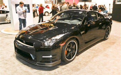 2014-Nissan-GT-R-Track-Edition-front-three-quarter.jpg