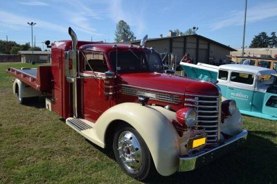 1948_DiamondT_FlatbedTruck_263ci_68HP_6Cylinder.jpg