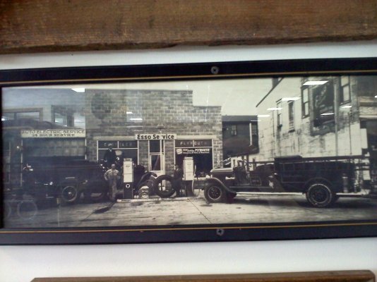 ray teets garage in 1938.jpg