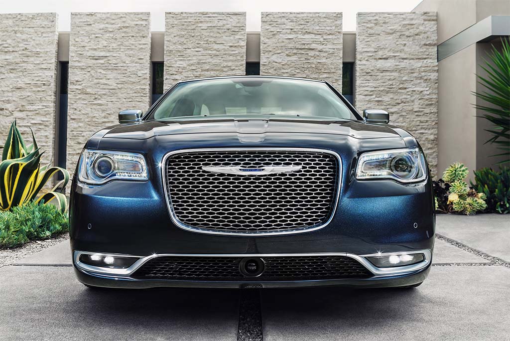 2015-Chrysler-300C-Platinum-nose-on.jpg