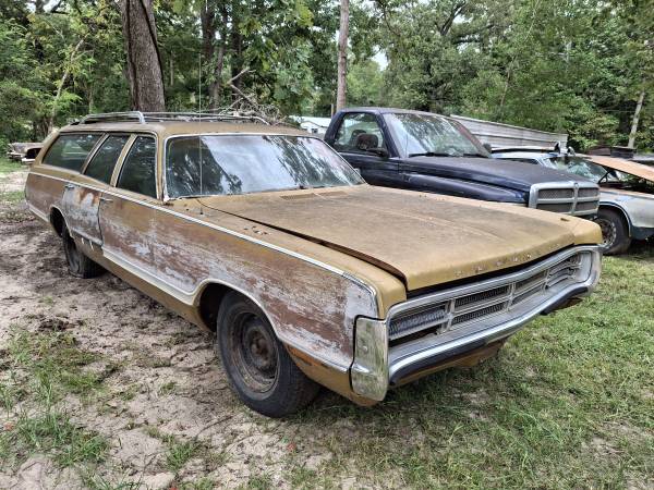 1971 Plymouth Sport Suburban 1