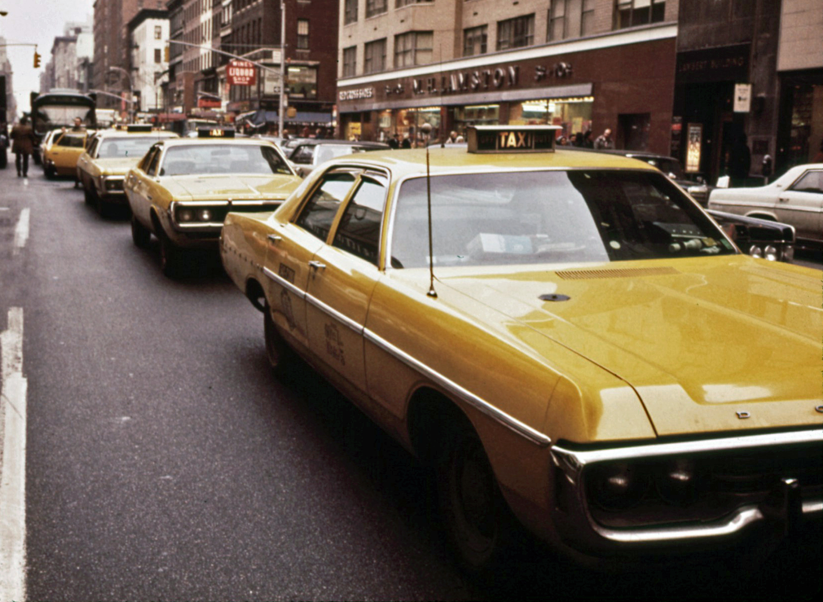 Dodge_Polara_and_other_Yellow_Cabs_in_1973_(NYC).jpg