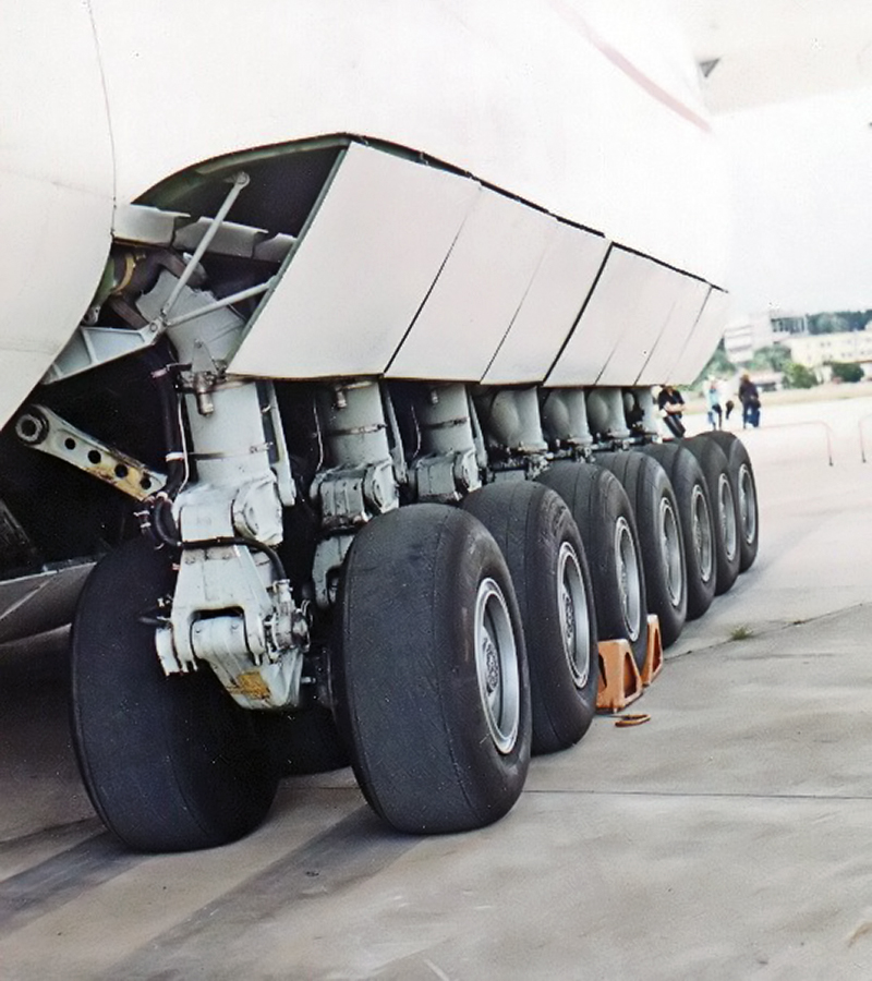 Antonov-225_main_landing_gear_2.jpg