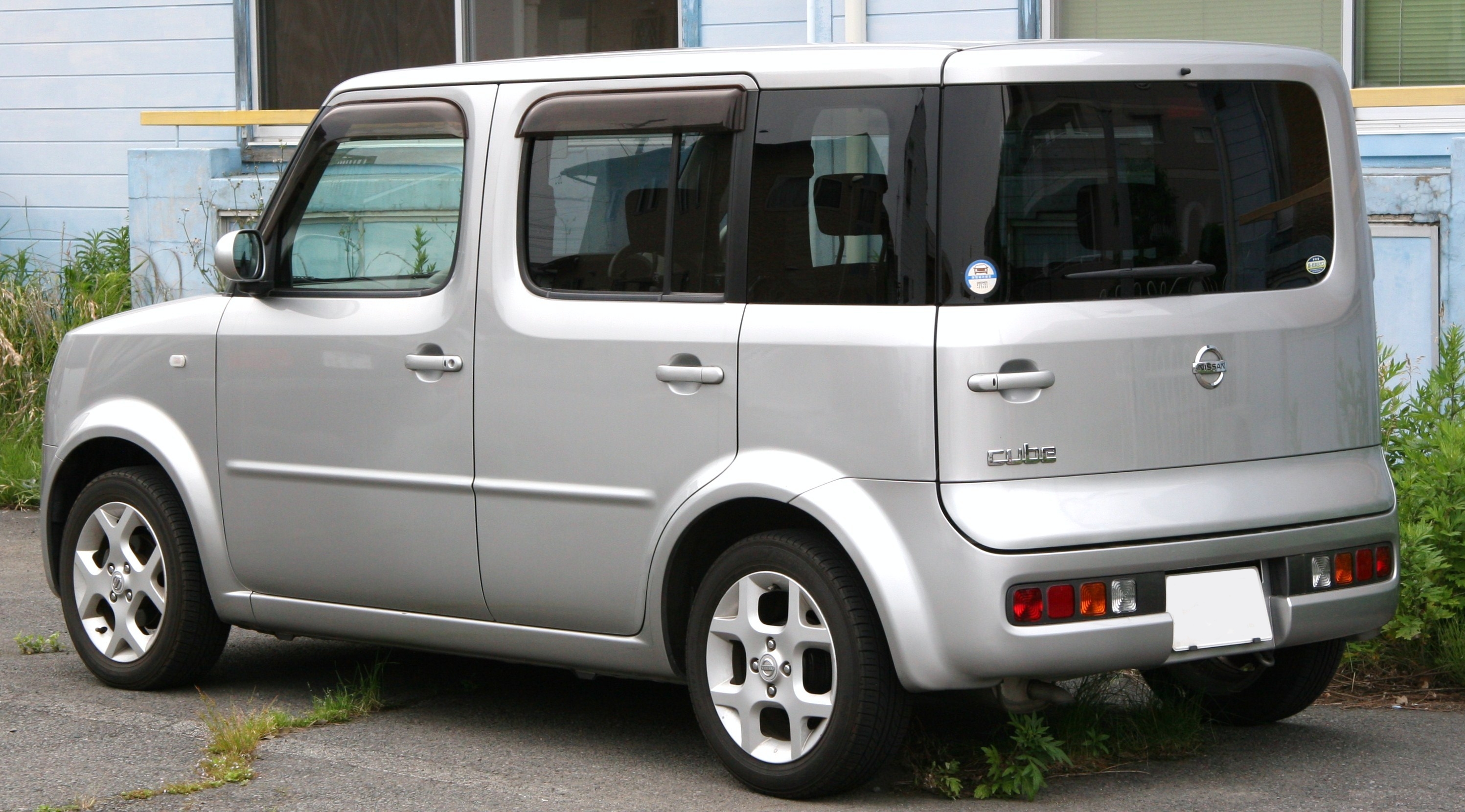 NISSAN_cube_rear.jpg