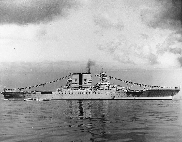 USS_Saratoga_%28CV-3%29_flagged_for_Navy_Day%2C_1932.jpg